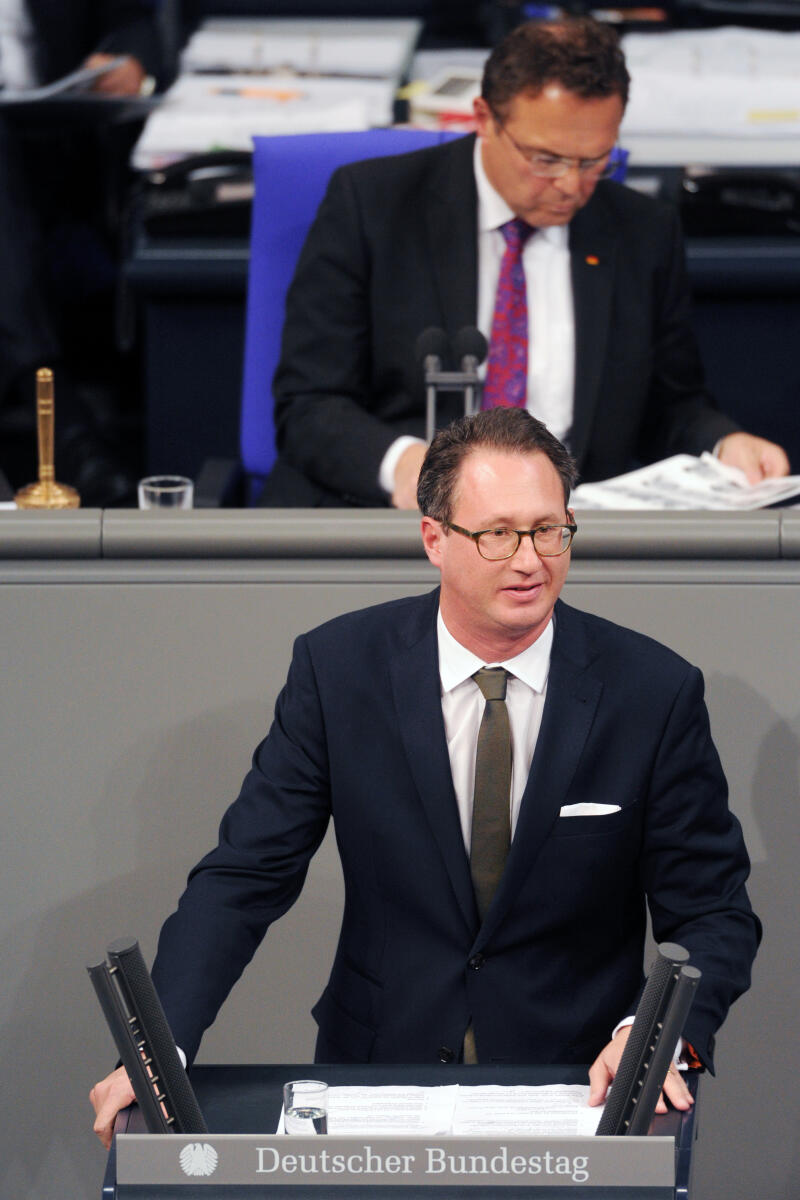 Bernd Reuther, FDP, Bundestagsabgeordneter, Abgeordneter, Mitglied Deutscher Bundestag, MdB, Rede, 2. Sitzung, TOP 8, Thema: Erhalt der Stahlstandorte in Deutschland, Vorsitz: Bundestagsvizepräsident Hans-Peter Friedrich, CDU/CSU.; Rednerpult. Reuther, Bernd; Friedrich, Hans-Peter Bernd Reuther, FDP, Bundestagsabgeordneter, Abgeordneter, Mitglied Deutscher Bundestag, MdB, Rede, 2. Sitzung, TOP 8, Thema: Erhalt der Stahlstandorte in Deutschland, Vorsitz: Bundestagsvizepräsident Hans-Peter Friedrich, CDU/CSU.; Rednerpult.