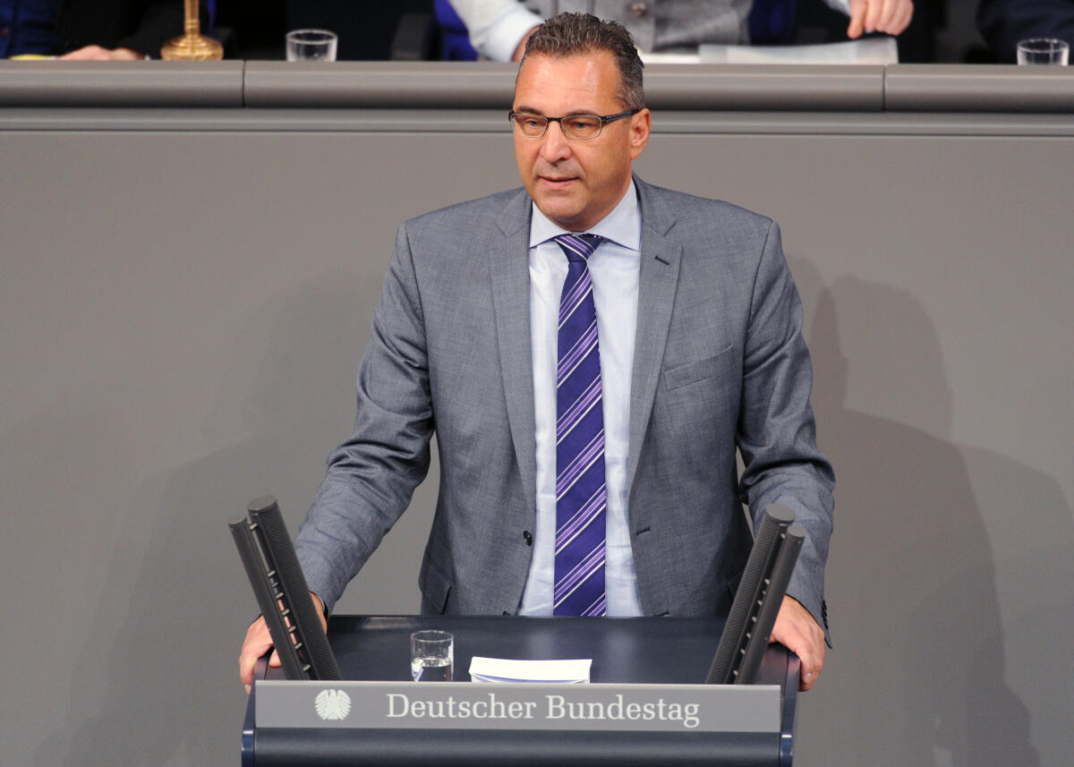 Pfeiffer, Joachim Joachim Pfeiffer, CDU/CSU, Bundestagsabgeordneter, Abgeordneter, Mitglied Deutscher Bundestag, MdB, Rede, 2. Sitzung, ZP 1, Thema: Aktuelle Stunde zu Arbeitsplatzverlusten bei Siemens.; Rednerpult.