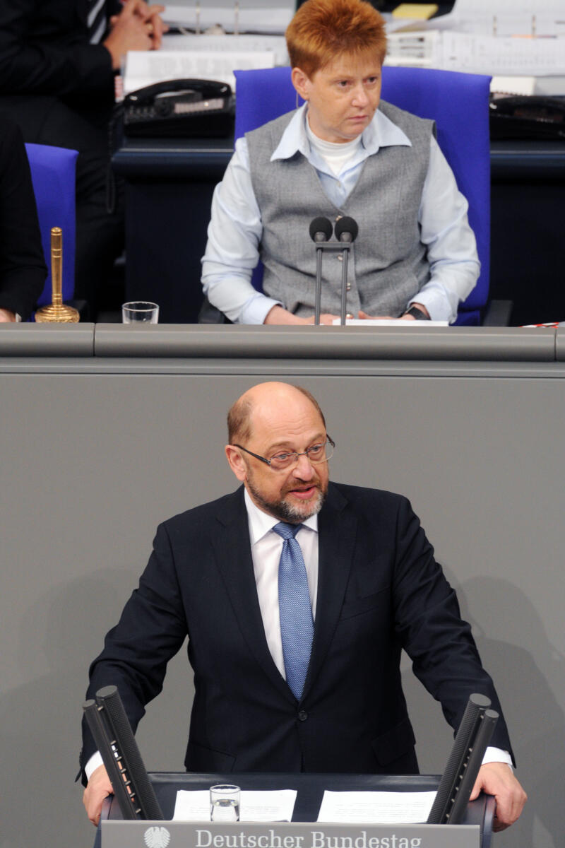 Schulz, Martin; Pau, Petra Martin Schulz, SPD, Bundestagsabgeordneter, Abgeordneter, Mitglied Deutscher Bundestag, MdB, Rede, 2. Sitzung, ZP 1, Thema: Aktuelle Stunde zu Arbeitsplatzverlusten bei Siemens, Vorsitz: Bundestagsvizepräsidentin Petra Pau, DIE LINKE.; Rednerpult.