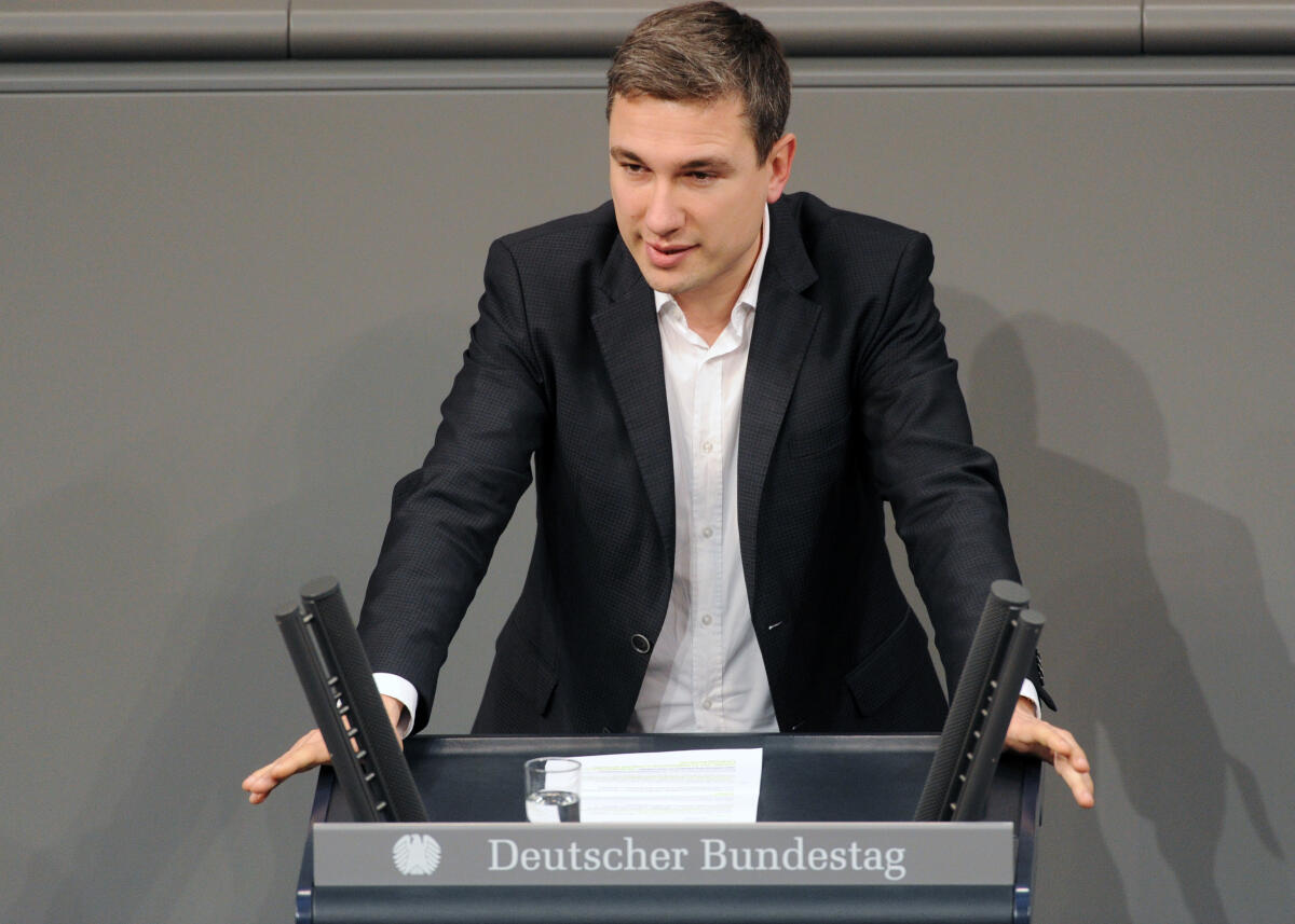 Stephan Kühn, Bündnis 90/Die Grünen, Bundestagsabgeordneter, Abgeordneter, Mitglied Deutscher Bundestag, MdB, Rede, 2. Sitzung, ZP 1, Thema: Aktuelle Stunde zu Arbeitsplatzverlusten bei Siemens.; Rednerpult. Kühn, Stephan Stephan Kühn, Bündnis 90/Die Grünen, Bundestagsabgeordneter, Abgeordneter, Mitglied Deutscher Bundestag, MdB, Rede, 2. Sitzung, ZP 1, Thema: Aktuelle Stunde zu Arbeitsplatzverlusten bei Siemens.; Rednerpult.