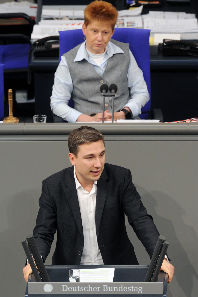 Stephan Kühn, Bündnis 90/Die Grünen, Bundestagsabgeordneter, Abgeordneter, Mitglied Deutscher Bundestag, MdB, Rede, 2. Sitzung, ZP 1, Thema: Aktuelle Stunde zu Arbeitsplatzverlusten bei Siemens, Vorsitz: Bundestagsvizepräsidentin Petra Pau, DIE LINKE.; Rednerpult. Kühn, Stephan; Pau, Petra Stephan Kühn, Bündnis 90/Die Grünen, Bundestagsabgeordneter, Abgeordneter, Mitglied Deutscher Bundestag, MdB, Rede, 2. Sitzung, ZP 1, Thema: Aktuelle Stunde zu Arbeitsplatzverlusten bei Siemens, Vorsitz: Bundestagsvizepräsidentin Petra Pau, DIE LINKE.; Rednerpult.
