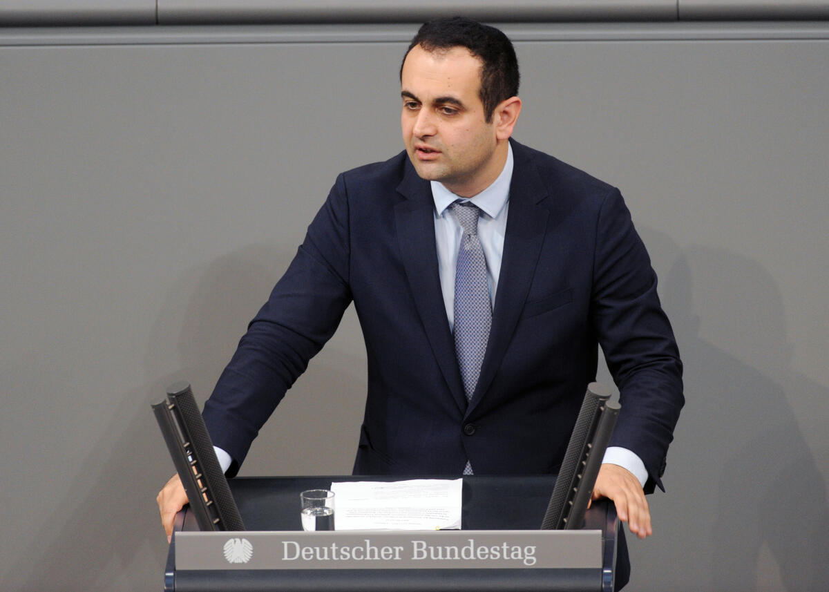 Djir-Sarai, Bijan; Oppermann, Thomas Bijan Djir-Saraij, FDP, Bundestagsabgeordneter, Abgeordneter, Mitglied Deutscher Bundestag, MdB, Rede, 2. Sitzung, Top 6, Thema: Bundeswehreinsatz in Südsudan (UNMISS).; Rednerpult.