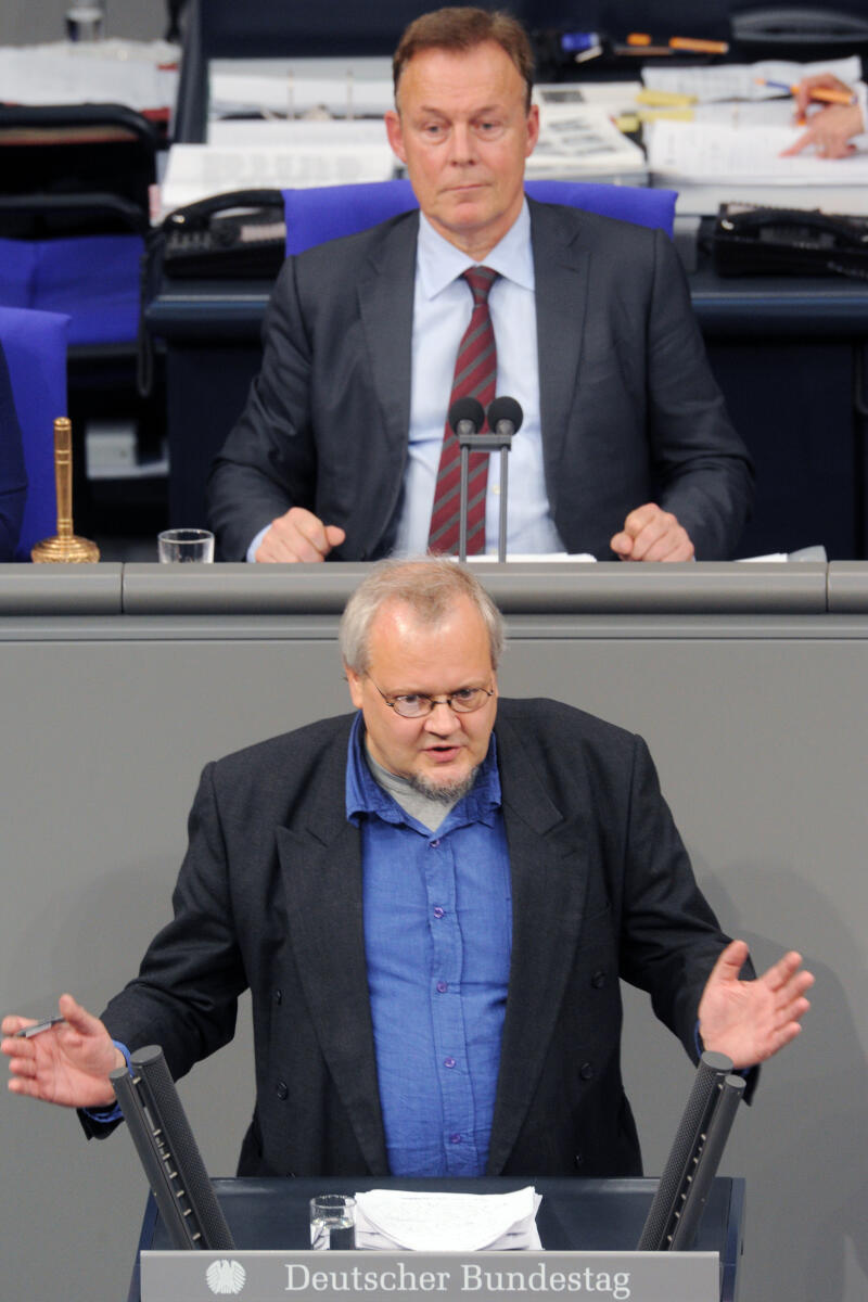 Tobias Pflüger, DIE LINKE, Bundestagsabgeordneter, Abgeordneter, Mitglied Deutscher Bundestag, MdB, Rede, 2. Sitzung, Top 6, Thema: Bundeswehreinsatz in Südsudan (UNMISS), Vorsitz: Bundestagsvizepräsident Thomas Oppermann, SPD.; Rednerpult. Pflüger, Tobias; Oppermann, Thomas Tobias Pflüger, DIE LINKE, Bundestagsabgeordneter, Abgeordneter, Mitglied Deutscher Bundestag, MdB, Rede, 2. Sitzung, Top 6, Thema: Bundeswehreinsatz in Südsudan (UNMISS), Vorsitz: Bundestagsvizepräsident Thomas Oppermann, SPD.; Rednerpult.