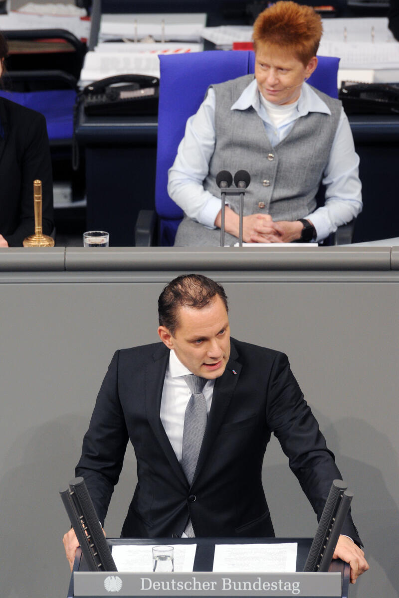 Chrupalla, Tino; Pau, Petra Tino Chrupalla, AfD, Bundestagsabgeordneter, Abgeordneter, Mitglied Deutscher Bundestag, MdB, Rede, 2. Sitzung, ZP 1, Thema: Aktuelle Stunde zu Arbeitsplatzverlusten bei Siemens, Vorsitz: Bundestagsvizepräsidentin Petra Pau, DIE LINKE.; Rednerpult.