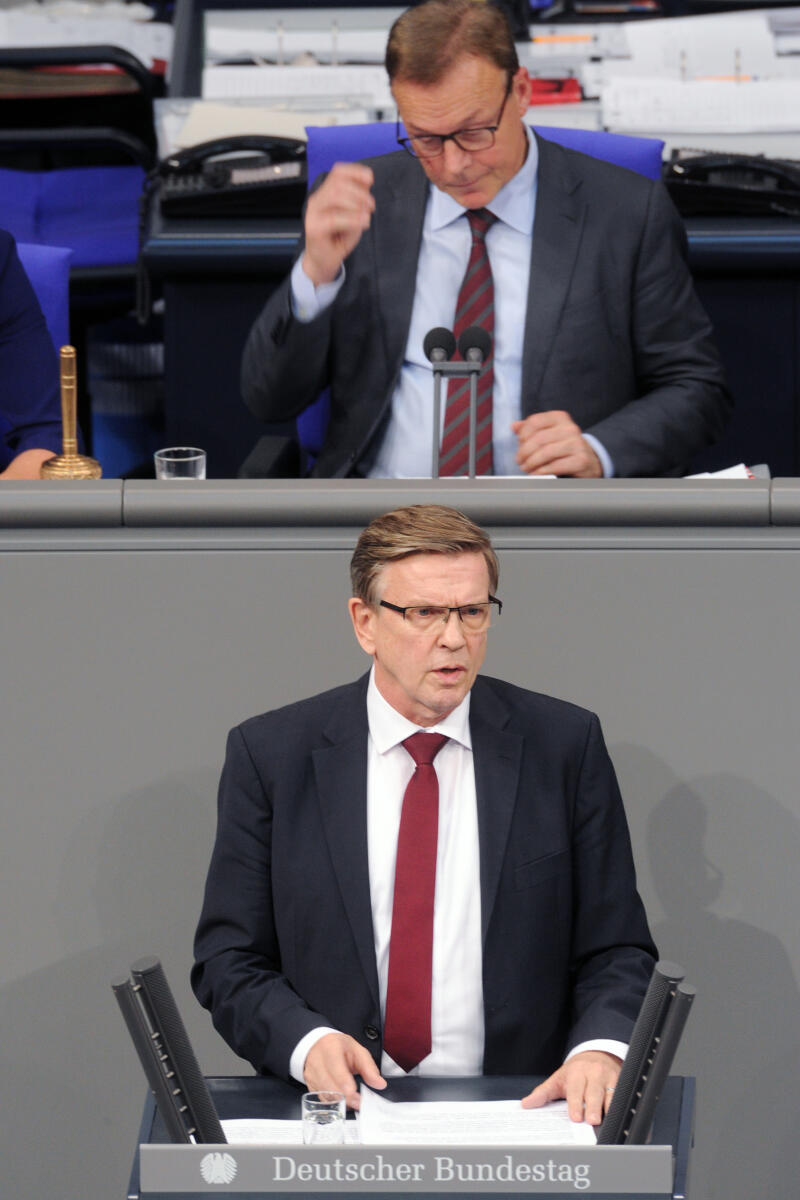 Otten, Gerold; Oppermann, Thomas Gerold Otten, AfD, Bundestagsabgeordneter, Abgeordneter, Mitglied Deutscher Bundestag, MdB, Rede, 2. Sitzung, Top 5, Thema: Bundeswehreinsatz in Dafur (UNAMID), Vorsitz: Bundestagsvizepräsident Thomas Oppermann, SPD.; Rednerpult.