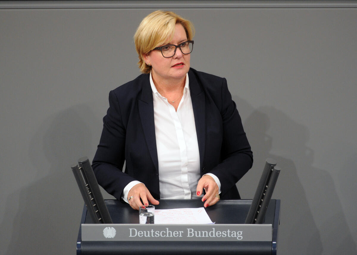 Högl, Eva Eva Högl, SPD, Bundestagsabgeordnete, Abgeordnete, Mitglied Deutscher Bundestag, MdB, Rede, 2. Sitzung, ZP 1, Thema: Aktuelle Stunde zu Arbeitsplatzverlusten bei Siemens.; Rednerpult.