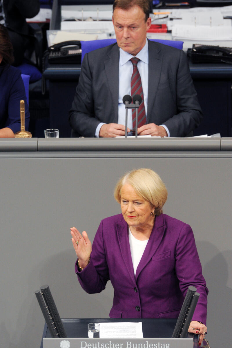 Motschmann, Elisabeth; Oppermann, Thomas Elisabeth Motschmann, CDU/CSU, Bundestagsabgeordnete, Abgeordnete, Mitglied Deutscher Bundestag, MdB, Rede, 2. Sitzung, Top 5, Thema: Bundeswehreinsatz in Dafur (UNAMID), Vorsitz: Bundestagsvizepräsident Thomas Oppermann, SPD.; Rednerpult.