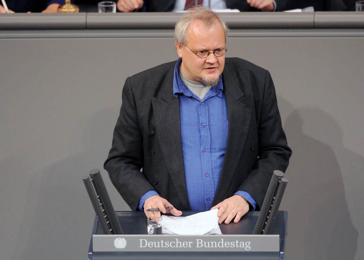 Tobias Pflüger, DIE LINKE, Bundestagsabgeordneter, Abgeordneter, Mitglied Deutscher Bundestag, MdB, Rede, 2. Sitzung, Top 6, Thema: Bundeswehreinsatz in Südsudan (UNMISS).; Rednerpult. Pflüger, Tobias Tobias Pflüger, DIE LINKE, Bundestagsabgeordneter, Abgeordneter, Mitglied Deutscher Bundestag, MdB, Rede, 2. Sitzung, Top 6, Thema: Bundeswehreinsatz in Südsudan (UNMISS).; Rednerpult.