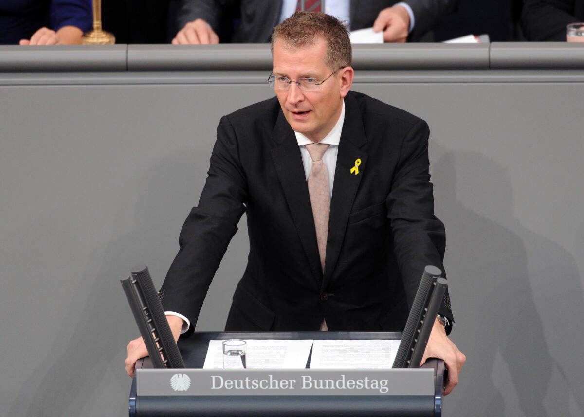 Brauksiepe, Ralf Ralf Brauksiepe, CDU/CSU, Bundestagsabgeordneter, Abgeordneter, Mitglied Deutscher Bundestag, MdB, Rede, 2. Sitzung, Top 5, Thema: Bundeswehreinsatz in Dafur (UNAMID).; Rednerpult.