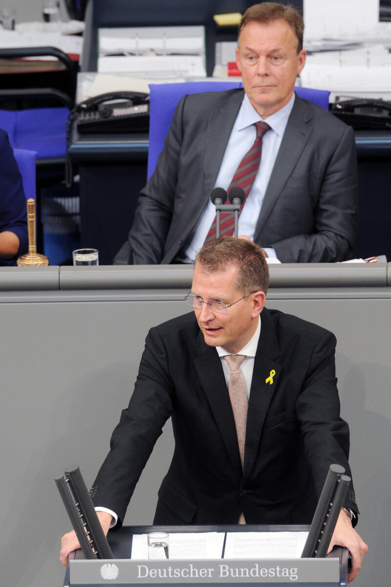 Brauksiepe, Ralf; Oppermann, Thomas Ralf Brauksiepe, CDU/CSU, Bundestagsabgeordneter, Abgeordneter, Mitglied Deutscher Bundestag, MdB, Rede, 2. Sitzung, Top 5, Thema: Bundeswehreinsatz in Dafur (UNAMID), Vorsitz: Bundestagsvizepräsident Thomas Oppermann, SPD.; Rednerpult.