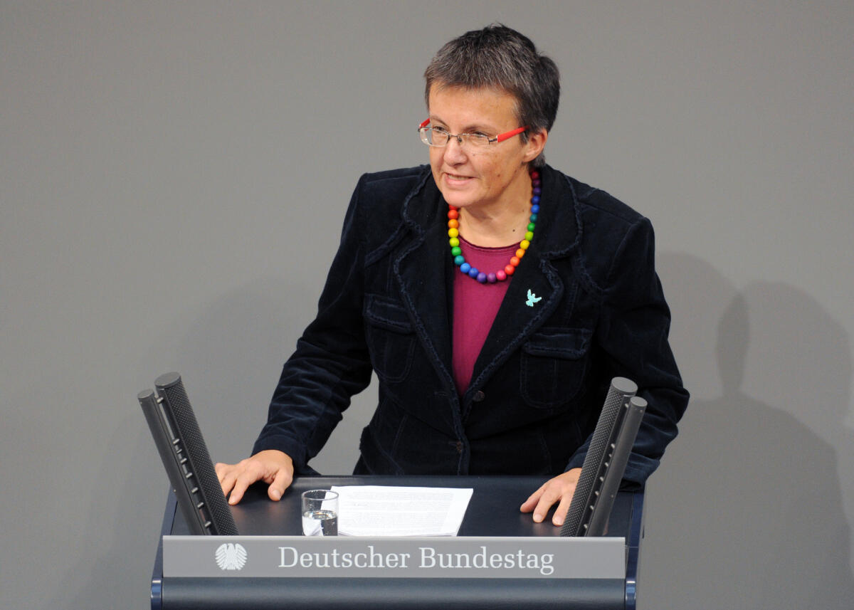 Vogler, Kathrin Kathrin Vogler, DIE LINKE, Bundestagsabgeordnete, Abgeordnete, Mitglied Deutscher Bundestag, MdB, Rede, 2. Sitzung, Top 5, Thema: Bundeswehreinsatz in Dafur (UNAMID).; Rednerpult.