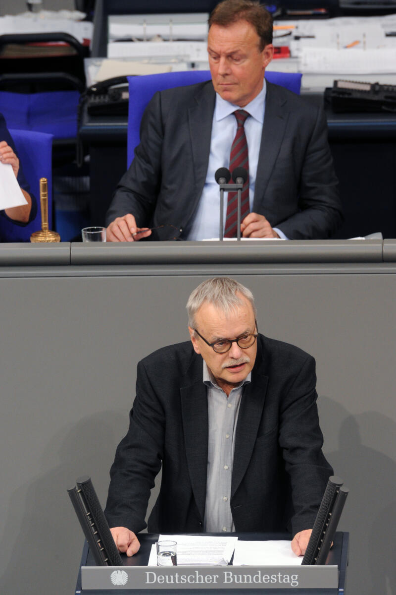 Kekeritz, Uwe; Oppermann, Thomas Uwe Kekeritz, Bündnis 90/Die Grünen, Bundestagsabgeordneter, Abgeordneter, Mitglied Deutscher Bundestag, MdB, Rede, 2. Sitzung, Top 5, Thema: Bundeswehreinsatz in Dafur (UNAMID), Vorsitz: Bundestagsvizepräsident Thomas Oppermann, SPD.; Rednerpult.