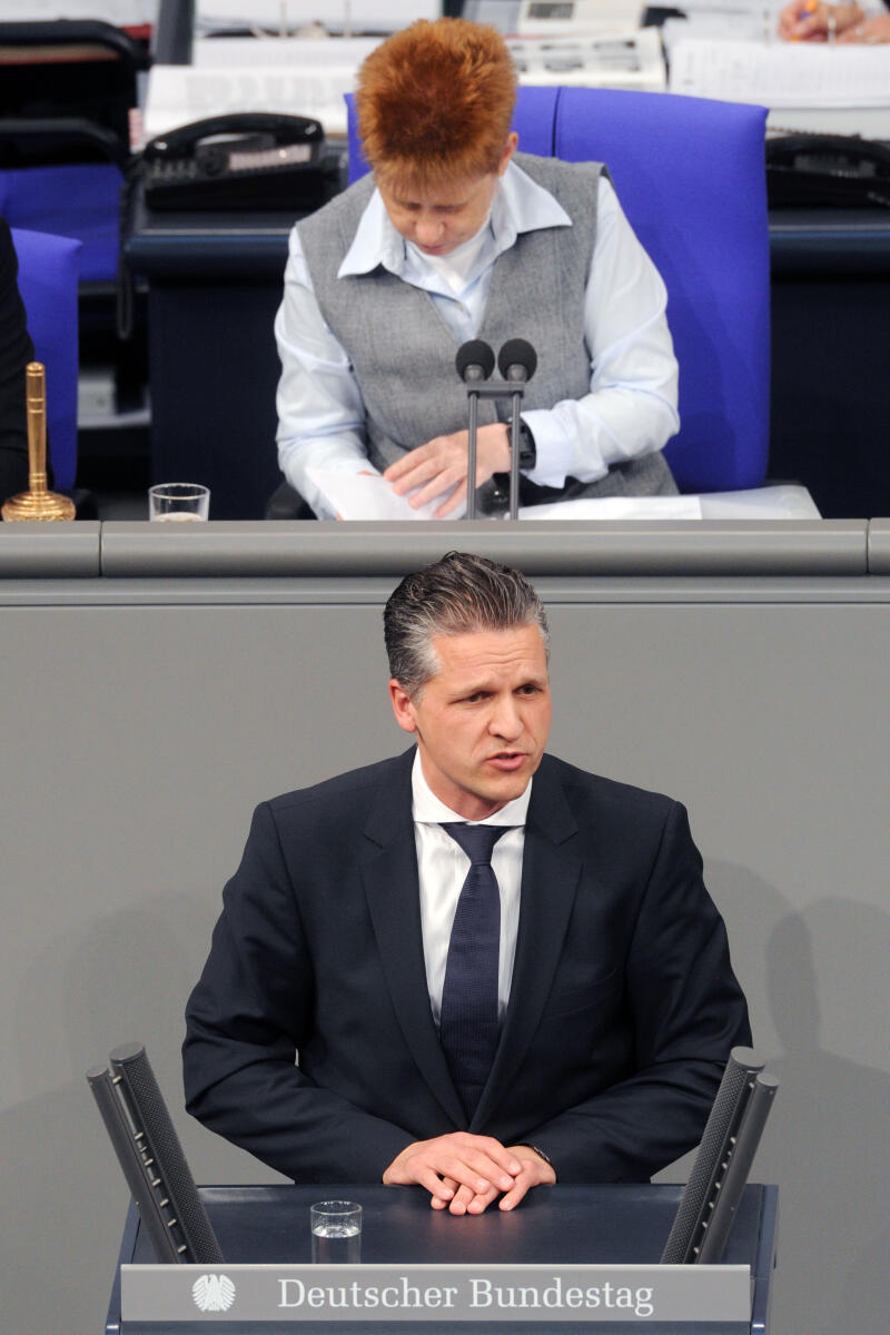 Frei, Thorsten; Pau, Petra Thorsten Frei, CDU/CSU, Bundestagsabgeordneter, Abgeordneter, Mitglied Deutscher Bundestag, MdB, Rede, 2. Sitzung, Top 6, Thema: Bundeswehreinsatz in Südsudan (UNMISS), Vorsitz: Bundestagsvizepräsidentin Petra Pau, DIE LINKE.; Rednerpult.