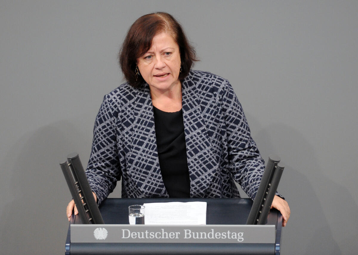 Kofler, Bärbel Bärbel Kofler, SPD, Bundestagsabgeordnete, Abgeordnete, Mitglied Deutscher Bundestag, MdB, Rede, 2. Sitzung, Top 5, Thema: Bundeswehreinsatz in Dafur (UNAMID).; Rednerpult.