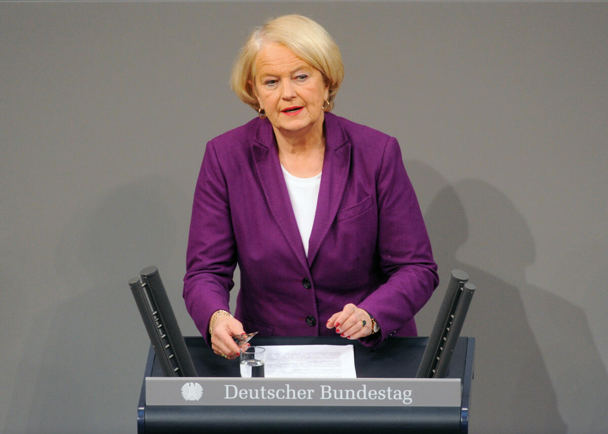 Motschmann, Elisabeth Elisabeth Motschmann, CDU/CSU, Bundestagsabgeordnete, Abgeordnete, Mitglied Deutscher Bundestag, MdB, Rede, 2. Sitzung, Top 5, Thema: Bundeswehreinsatz in Dafur (UNAMID).; Rednerpult.