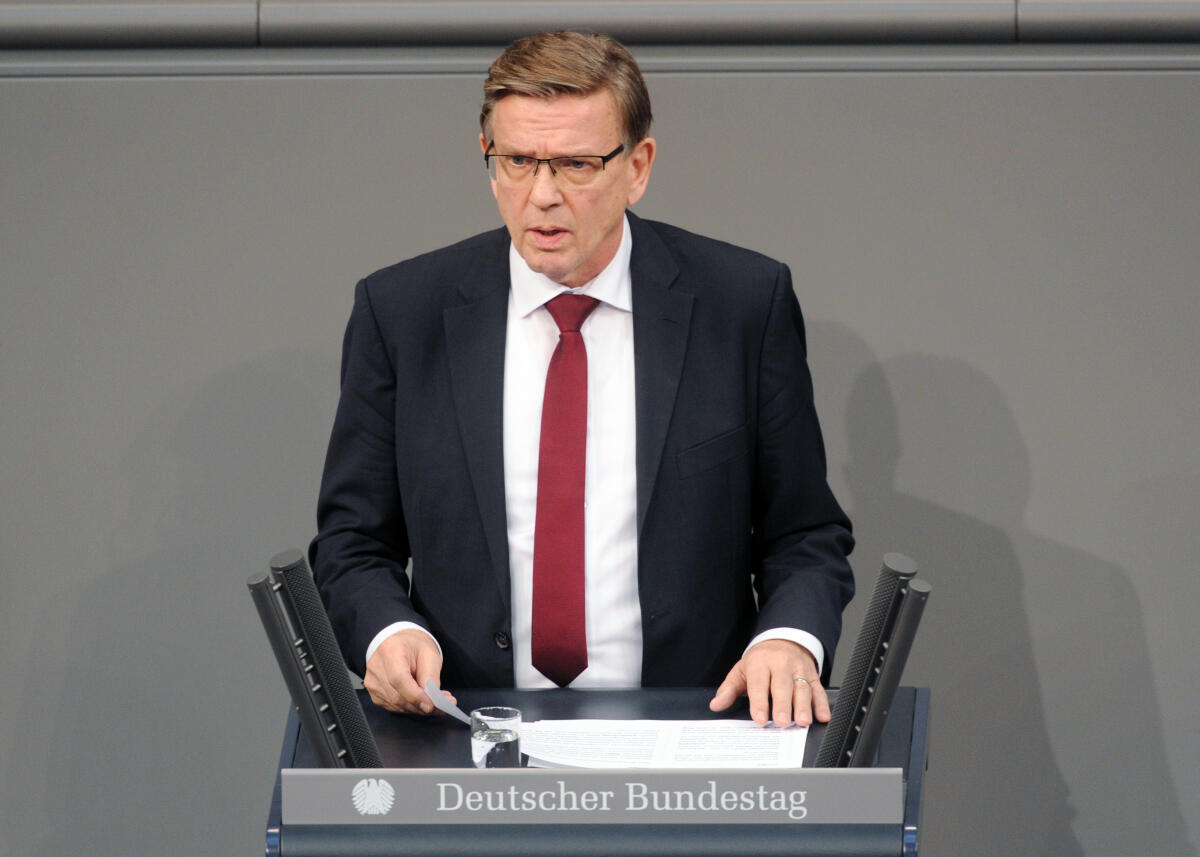 Otten, Gerold Gerold Otten, AfD, Bundestagsabgeordneter, Abgeordneter, Mitglied Deutscher Bundestag, MdB, Rede, 2. Sitzung, Top 5, Thema: Bundeswehreinsatz in Dafur (UNAMID).; Rednerpult.