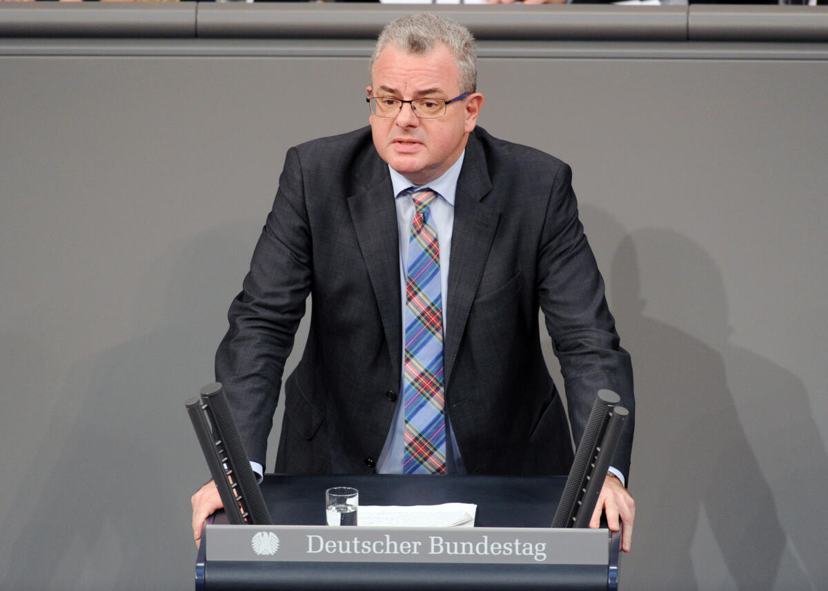 Nick, Andreas Andreas Nick, CDU/CSU, Bundestagsabgeordneter, Abgeordneter, Mitglied Deutscher Bundestag, MdB, Rede, 2. Sitzung, Top 5, Thema: Bundeswehreinsatz in Dafur (UNAMID).; Rednerpult.