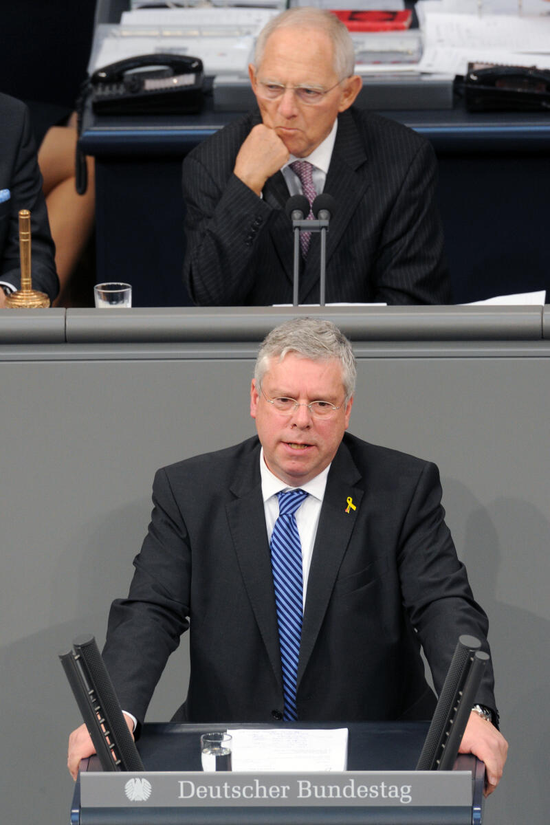 Hardt, Jürgen; Schäuble, Wolfgang Jürgen Hardt, CDU/CSU, Bundestagsabgeordneter, Abgeordneter, Mitglied Deutscher Bundestag, MdB, Rede, 2. Sitzung, Top 2, Thema: Bundeswehreinsatz im Mittelmeer (SEA GUARDIAN), Vorsitz: Bundestagspräsident Dr. Wolfgang Schäuble, CDU/CSU.; Rednerpult.