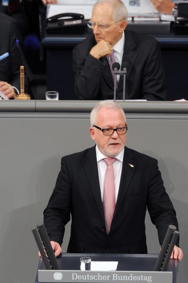 Hellmich, Wolfgang; Schäuble, Wolfgang Wolfgang Hellmich, SPD, Bundestagsabgeordneter, Abgeordneter, Mitglied Deutscher Bundestag, MdB, Rede, 2. Sitzung, Top 2, Thema: Bundeswehreinsatz im Mittelmeer (SEA GUARDIAN), Vorsitz: Bundestagspräsident Dr. Wolfgang Schäuble, CDU/CSU.; Rednerpult.
