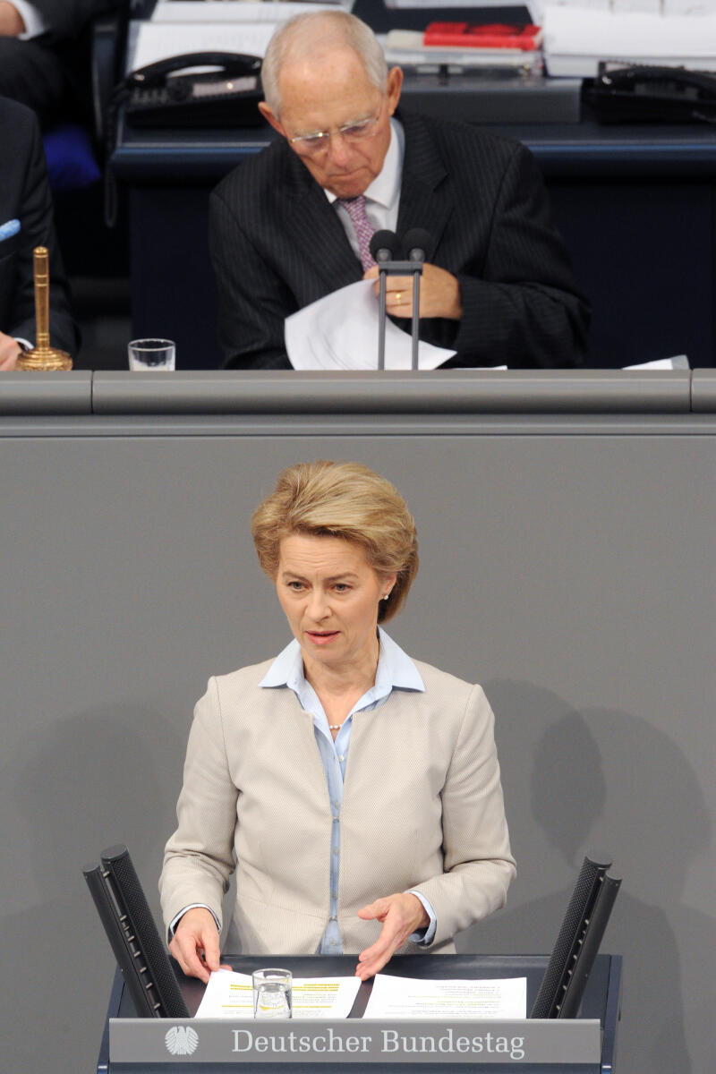 Leyen, Ursula von der; Schäuble, Wolfgang Ursula von der Leyen, CDU/CSU, BMin., Bundestagsabgeordnete, Abgeordnete, Mitglied Deutscher Bundestag, MdB, Rede, 2. Sitzung, Top 2, Thema: Bundeswehreinsatz im Mittelmeer (SEA GUARDIAN), Vorsitz: Bundestagspräsident Dr. Wolfgang Schäuble, CDU/CSU.; Rednerpult.