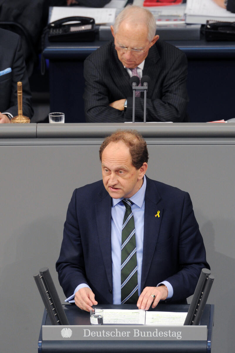 Lambsdorff, Alexander Graf; Schäuble, Wolfgang Alexander Graf Lambsdorff, FDP, Bundestagsabgeordneter, Abgeordneter, Mitglied Deutscher Bundestag, MdB, Rede, 2. Sitzung, Top 2, Thema: Bundeswehreinsatz im Mittelmeer (SEA GUARDIAN), Vorsitz: Bundestagspräsident Dr. Wolfgang Schäuble, CDU/CSU.; Rednerpult.