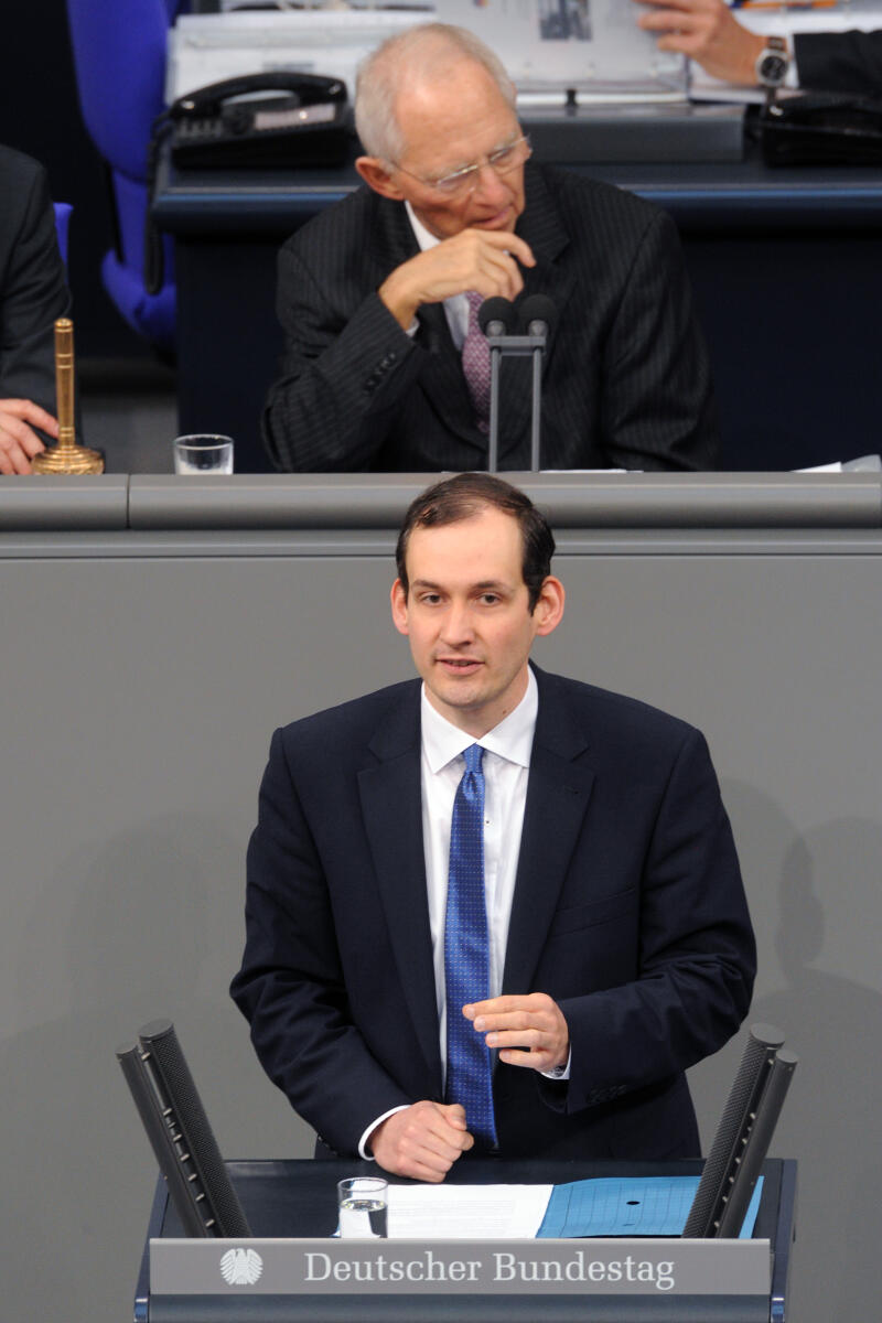 Kleinwächter, Norbert; Schäuble, Wolfgang Norbert Kleinwächter, AfD, Bundestagsabgeordneter, Abgeordneter, Mitglied Deutscher Bundestag, MdB, Rede, 2. Sitzung, Top 3, Thema: Bundeswehreinsatz gegen die Terrororganisation IS, Vorsitz: Bundestagspräsident Dr. Wolfgang Schäuble, CDU/CSU.; Rednerpult.