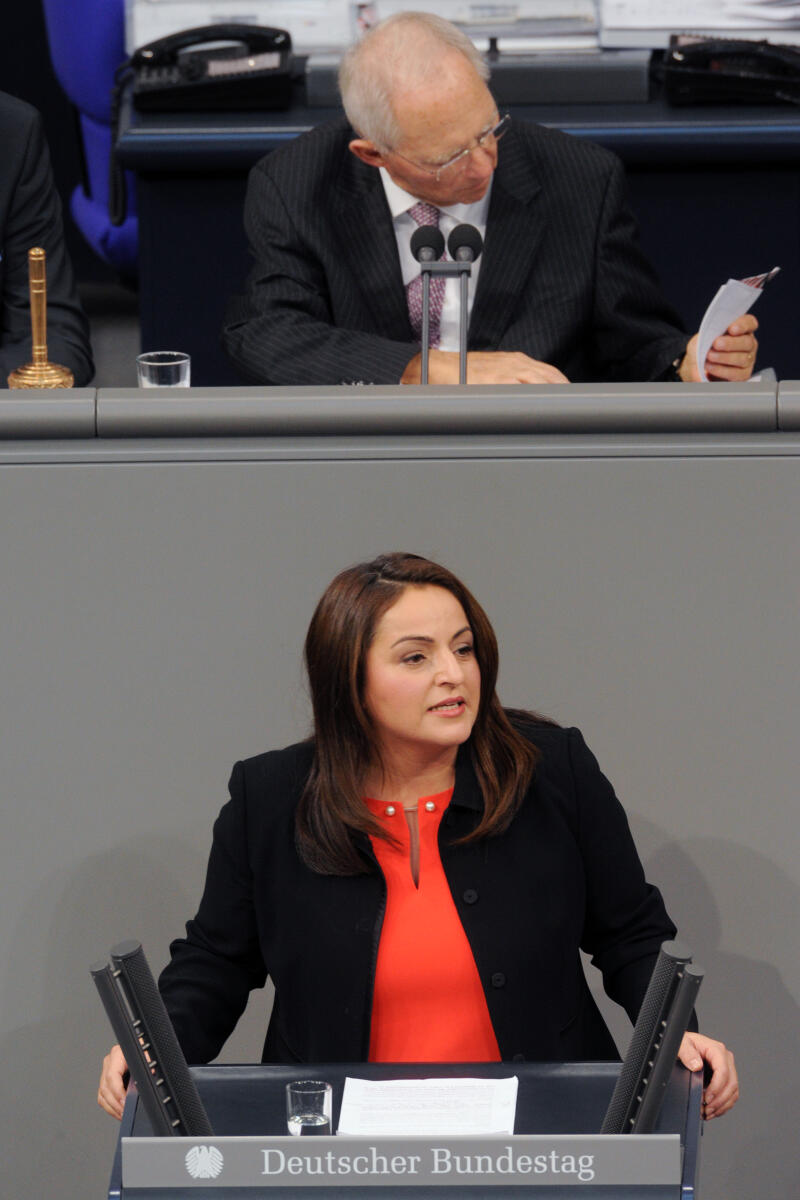 Dagdelen, Sevim; Schäuble, Wolfgang Sevim Dagdelen, DIE LINKE, Bundestagsabgeordnete, Abgeordnete, Mitglied Deutscher Bundestag, MdB, Rede, 2. Sitzung, Top 3, Thema: Bundeswehreinsatz gegen die Terrororganisation IS, Vorsitz: Bundestagspräsident Dr. Wolfgang Schäuble, CDU/CSU.; Rednerpult.