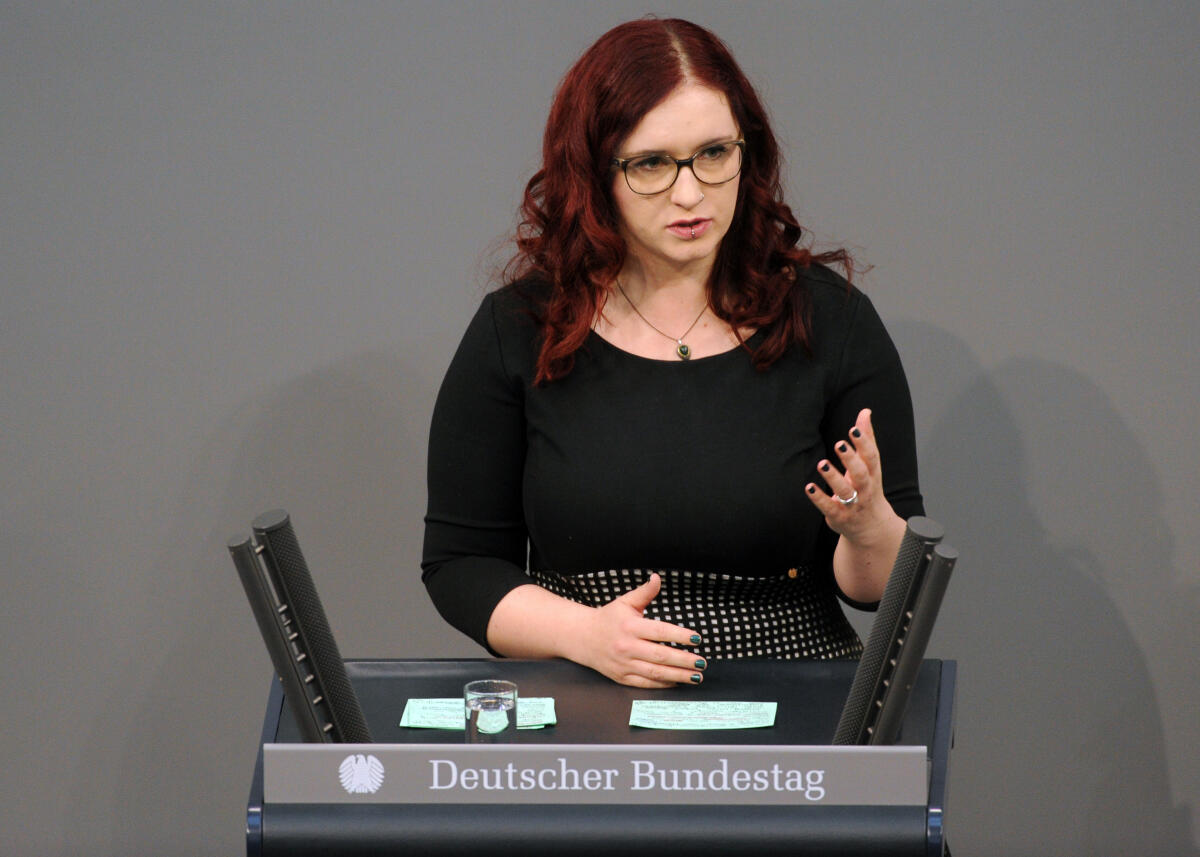 Brugger, Agnieszka Agnieszka Brugger, Bündnis 90/Die Grünen, Bundestagsabgeordnete, Abgeordnete, Mitglied Deutscher Bundestag, MdB, Rede, 2. Sitzung, Top 3, Thema: Bundeswehreinsatz gegen die Terrororganisation IS.; Rednerpult.