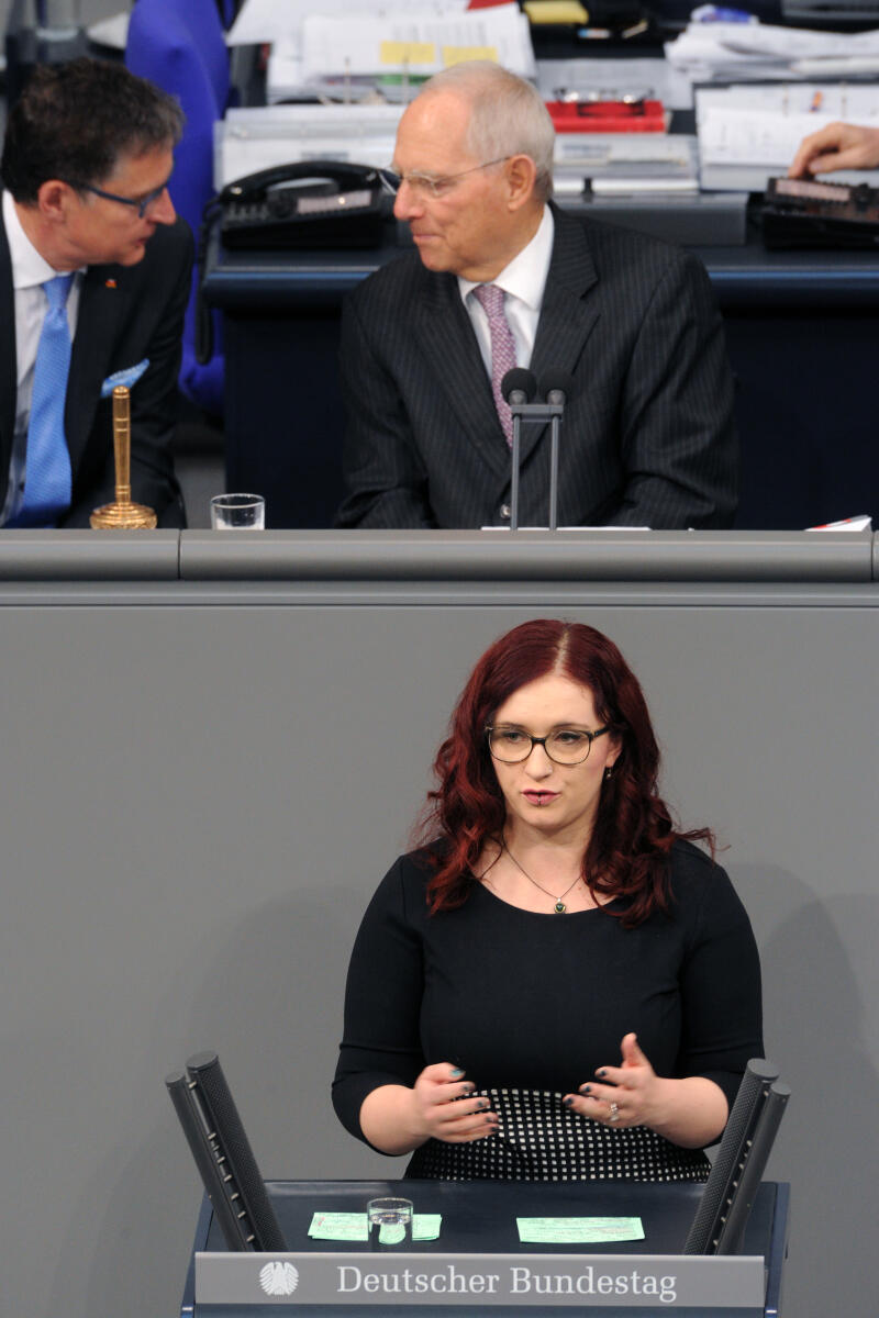 Brugger, Agnieszka; Schäuble, Wolfgang Agnieszka Brugger, Bündnis 90/Die Grünen, Bundestagsabgeordnete, Abgeordnete, Mitglied Deutscher Bundestag, MdB, Rede, 2. Sitzung, Top 3, Thema: Bundeswehreinsatz gegen die Terrororganisation IS, Vorsitz: Bundestagspräsident Dr. Wolfgang Schäuble, CDU/CSU.; Rednerpult.