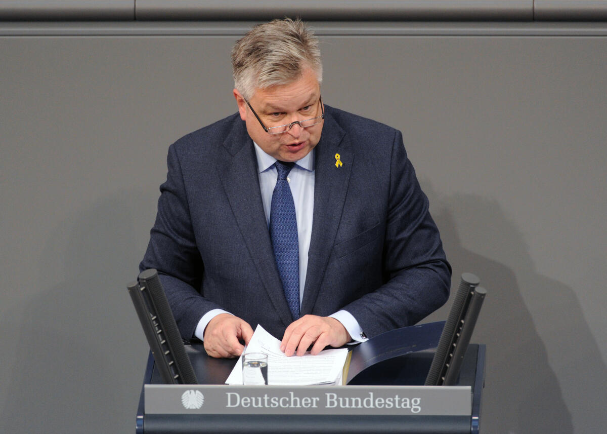 Link, Michael Michael Georg Link, FDP, Bundestagsabgeordneter, Abgeordneter, Mitglied Deutscher Bundestag, MdB, Rede, 2. Sitzung, Top 3, Thema: Bundeswehreinsatz gegen die Terrororganisation IS.; Rednerpult.