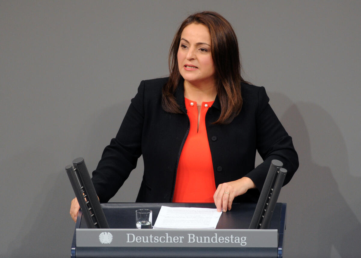 Dagdelen, Sevim Sevim Dagdelen, DIE LINKE, Bundestagsabgeordnete, Abgeordnete, Mitglied Deutscher Bundestag, MdB, Rede, 2. Sitzung, Top 3, Thema: Bundeswehreinsatz gegen die Terrororganisation IS.; Rednerpult.