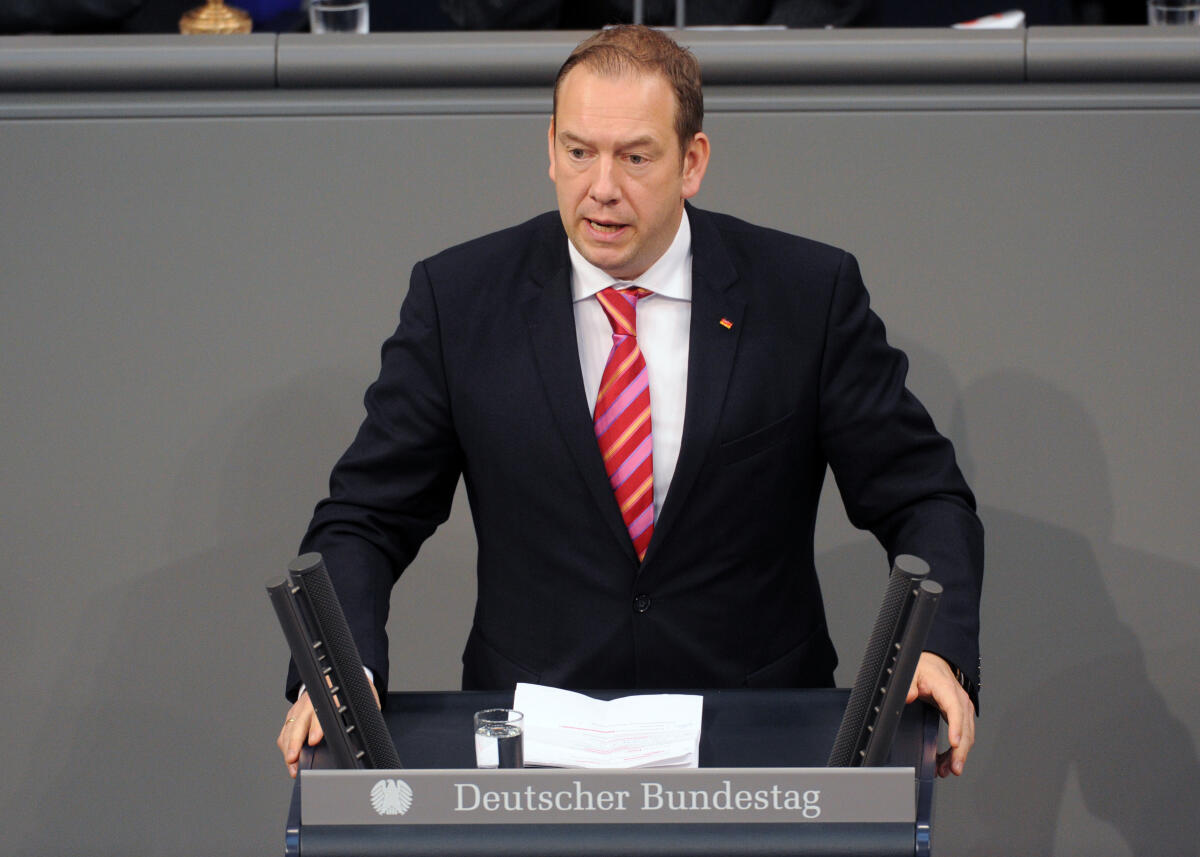 Otte, Henning Henning Otte, CDU/CSU, Bundestagsabgeordneter, Abgeordneter, Mitglied Deutscher Bundestag, MdB, Rede, 2. Sitzung, Top 3, Thema: Bundeswehreinsatz gegen die Terrororganisation IS.; Rednerpult.