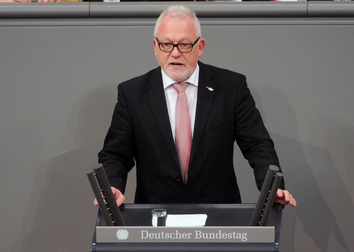 Hellmich, Wolfgang Wolfgang Hellmich, SPD, Bundestagsabgeordneter, Abgeordneter, Mitglied Deutscher Bundestag, MdB, Rede, 2. Sitzung, Top 2, Thema: Bundeswehreinsatz im Mittelmeer (SEA GUARDIAN).; Rednerpult.