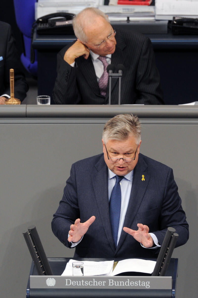 Michael Georg Link, FDP, Bundestagsabgeordneter, Abgeordneter, Mitglied Deutscher Bundestag, MdB, Rede, 2. Sitzung, Top 3, Thema: Bundeswehreinsatz gegen die Terrororganisation IS, Vorsitz: Bundestagspräsident Dr. Wolfgang Schäuble, CDU/CSU.; Rednerpult. Link, Michael; Schäuble, Wolfgang Michael Georg Link, FDP, Bundestagsabgeordneter, Abgeordneter, Mitglied Deutscher Bundestag, MdB, Rede, 2. Sitzung, Top 3, Thema: Bundeswehreinsatz gegen die Terrororganisation IS, Vorsitz: Bundestagspräsident Dr. Wolfgang Schäuble, CDU/CSU.; Rednerpult.
