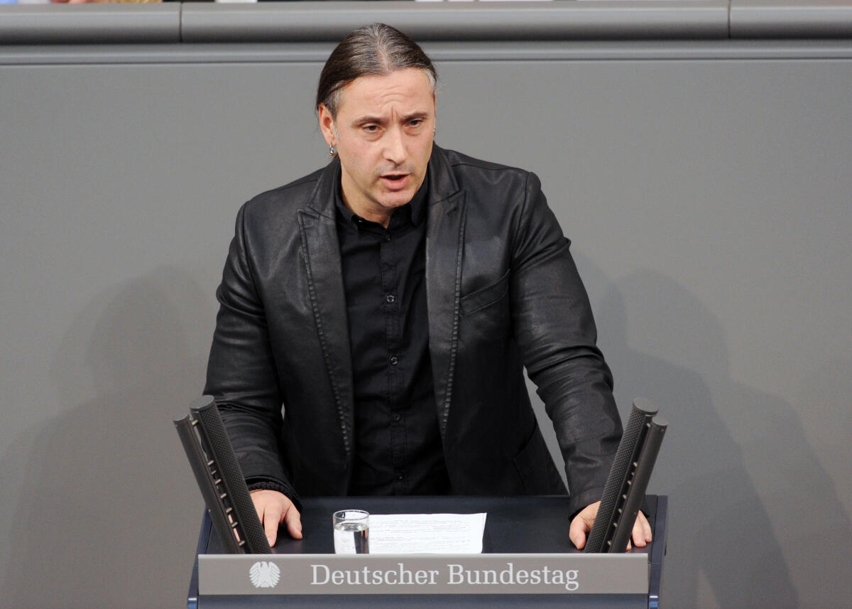 Neu, Alexander S. Alexander S. Neu, DIE LINKE, Bundestagsabgeordneter, Abgeordneter, Mitglied Deutscher Bundestag, MdB, Rede, 2. Sitzung, Top 2, Thema: Bundeswehreinsatz im Mittelmeer (SEA GUARDIAN).; Rednerpult.