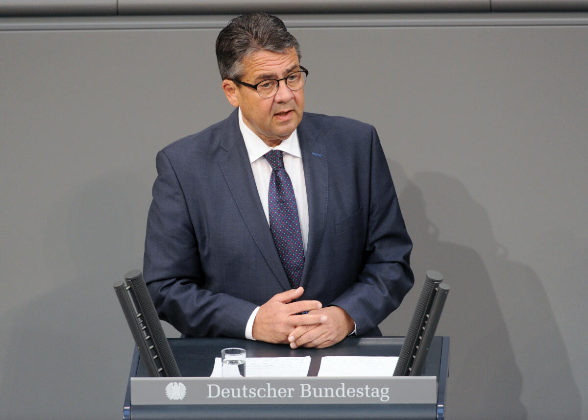 Gabriel, Sigmar Sigmar Gabriel, SPD, BMin., Bundestagsabgeordneter, Abgeordneter, Mitglied Deutscher Bundestag, MdB, Rede, 2. Sitzung, Top 3, Thema: Bundeswehreinsatz gegen die Terrororganisation IS.; Rednerpult.
