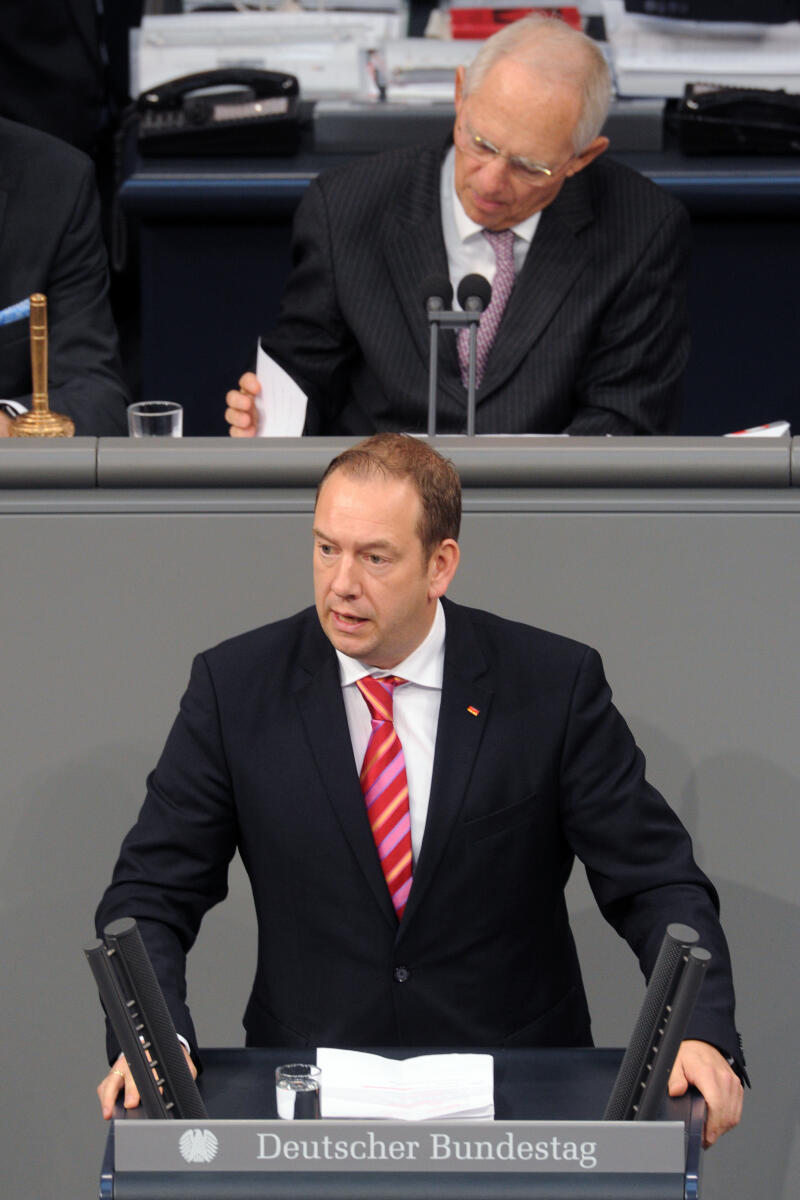 Henning Otte, CDU/CSU, Bundestagsabgeordneter, Abgeordneter, Mitglied Deutscher Bundestag, MdB, Rede, 2. Sitzung, Top 3, Thema: Bundeswehreinsatz gegen die Terrororganisation IS, Vorsitz: Bundestagspräsident Dr. Wolfgang Schäuble, CDU/CSU.; Rednerpult. Otte, Henning; Schäuble, Wolfgang Henning Otte, CDU/CSU, Bundestagsabgeordneter, Abgeordneter, Mitglied Deutscher Bundestag, MdB, Rede, 2. Sitzung, Top 3, Thema: Bundeswehreinsatz gegen die Terrororganisation IS, Vorsitz: Bundestagspräsident Dr. Wolfgang Schäuble, CDU/CSU.; Rednerpult.