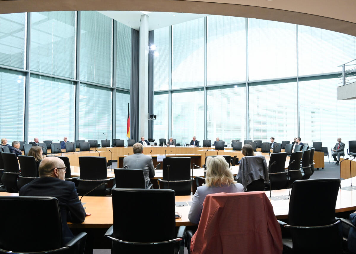 Der Direktor beim Deutschen Bundestag, Staatssekretär Prof. Dr. Horst Risse, hält beim W-Forum einen Vortrag zum Thema "Die Organisation der parlamentarischen Demokratie - Rückblick auf sieben Jahre als Direktor beim Deutschen Bundestag". Der Chefredakteur der Wochenzeitung "Das Parlament", Jörg Biallas, moderiert die Veranstaltung, in die der nachfolgende Direktor beim Bundestag, Dr. Lorenz Müller, einführt.; Übersicht. Risse, Horst; Müller, Lorenz; Biallas, Jörg Der Direktor beim Deutschen Bundestag, Staatssekretär Prof. Dr. Horst Risse, hält beim W-Forum einen Vortrag zum Thema "Die Organisation der parlamentarischen Demokratie - Rückblick auf sieben Jahre als Direktor beim Deutschen Bundestag". Der Chefredakteur der Wochenzeitung "Das Parlament", Jörg Biallas, moderiert die Veranstaltung, in die der nachfolgende Direktor beim Bundestag, Dr. Lorenz Müller, einführt.; Übersicht.