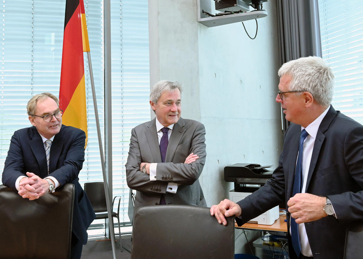 Der Direktor beim Deutschen Bundestag, Staatssekretär Prof. Dr. Horst Risse, (mitte), hält beim W-Forum einen Vortrag zum Thema "Die Organisation der parlamentarischen Demokratie - Rückblick auf sieben Jahre als Direktor beim Deutschen Bundestag". Der Chefredakteur der Wochenzeitung "Das Parlament", Jörg Biallas, (li), moderiert die Veranstaltung, in die der nachfolgende Direktor beim Bundestag, Dr. Lorenz Müller, (re), einführt.; Fahne. Risse, Horst; Müller, Lorenz; Biallas, Jörg Der Direktor beim Deutschen Bundestag, Staatssekretär Prof. Dr. Horst Risse, (mitte), hält beim W-Forum einen Vortrag zum Thema "Die Organisation der parlamentarischen Demokratie - Rückblick auf sieben Jahre als Direktor beim Deutschen Bundestag". Der Chefredakteur der Wochenzeitung "Das Parlament", Jörg Biallas, (li), moderiert die Veranstaltung, in die der nachfolgende Direktor beim Bundestag, Dr. Lorenz Müller, (re), einführt.; Fahne.