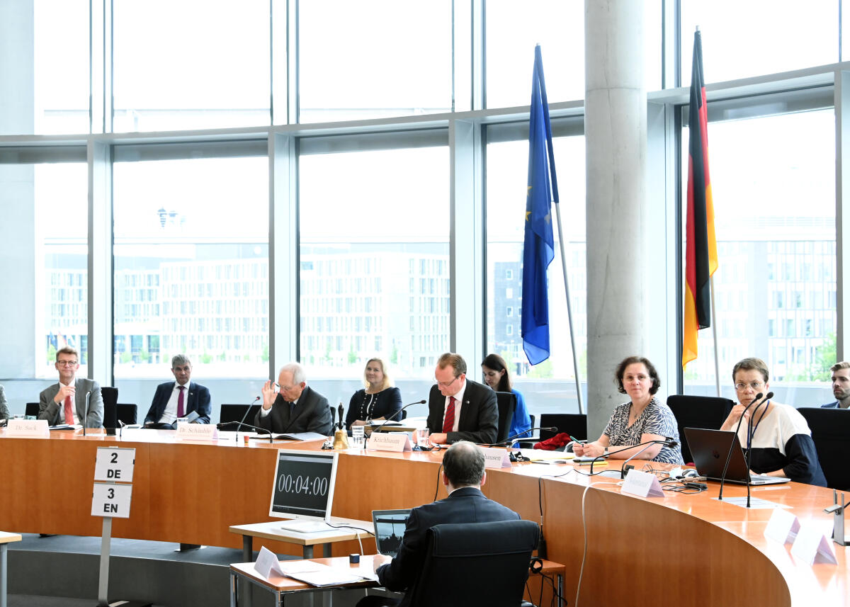 Bundestagspräsident Dr. Wolfgang Schäuble, (2.v.li), CDU/CSU, nimmt im Rahmen einer Ausschusssitzung des Ausschusses des Deutschen Bundestages für die Angelegenheiten der Europäischen Union und der deutschen EU-Ratspräsidentschaft zur Trio-Erklärung der Parlamente und Videoschalte zur EU-Kommission, an einer Sitzung teil, die vom Vorsitzenden des Ausschusses, Gunther Krichbaum, (3.v.re), geleitet wird. Zudem nehmen Botschafter von 26 EU-Mitgliedstaaten auf der Tribüne teil.; Übersicht, Fahne, Fahnen. Schäuble, Wolfgang; Krichbaum, Gunther Bundestagspräsident Dr. Wolfgang Schäuble, (2.v.li), CDU/CSU, nimmt im Rahmen einer Ausschusssitzung des Ausschusses des Deutschen Bundestages für die Angelegenheiten der Europäischen Union und der deutschen EU-Ratspräsidentschaft zur Trio-Erklärung der Parlamente und Videoschalte zur EU-Kommission, an einer Sitzung teil, die vom Vorsitzenden des Ausschusses, Gunther Krichbaum, (3.v.re), geleitet wird. Zudem nehmen Botschafter von 26 EU-Mitgliedstaaten auf der Tribüne teil.; Übersicht, Fahne, Fahnen.