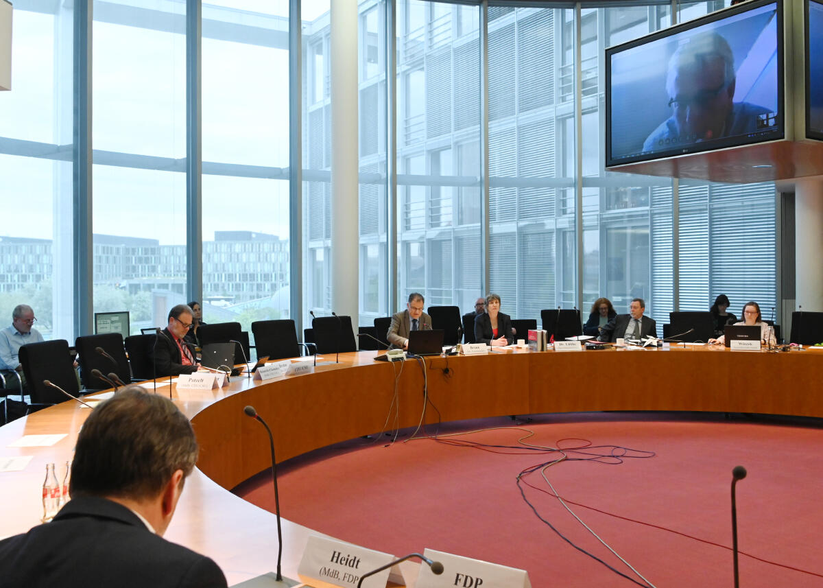 Braun, Jürgen; Zimmermann, Andreas Jürgen Braun, (4.v.re), AfD, leitet in Vertretung für die Vorsitzende des Menschenrechtsausschusses, Gyde Jensen, eine Ausschusssitzung des Ausschusses des Deutschen Bundestages für Menschenrechte und humanitäre Hilfe, zu der das Mitglied im Menschenrechtsausschuss der Vereinten Nationen, Prof. Dr. Andreas Zimmermann (auf dem Bildschirm), per webex-Videokonferenz zugeschaltet ist.; Übersicht.