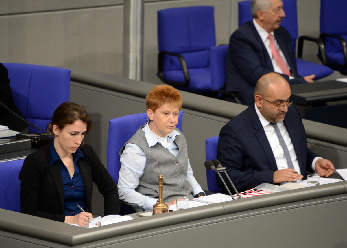 Pau, Petra; Harder-Kühnel, Mariana; Nouripour, Omid 2. Sitzung Deutscher Bundestag. Vorsitz: Bundestagsvizepräsidentin Petra Pau, DIE LINKE, Schriftführer: Omid Nouripur, (re), Bündnis 90/Die Grünen, Mariana Harder-Kühnel, (li), AfD.