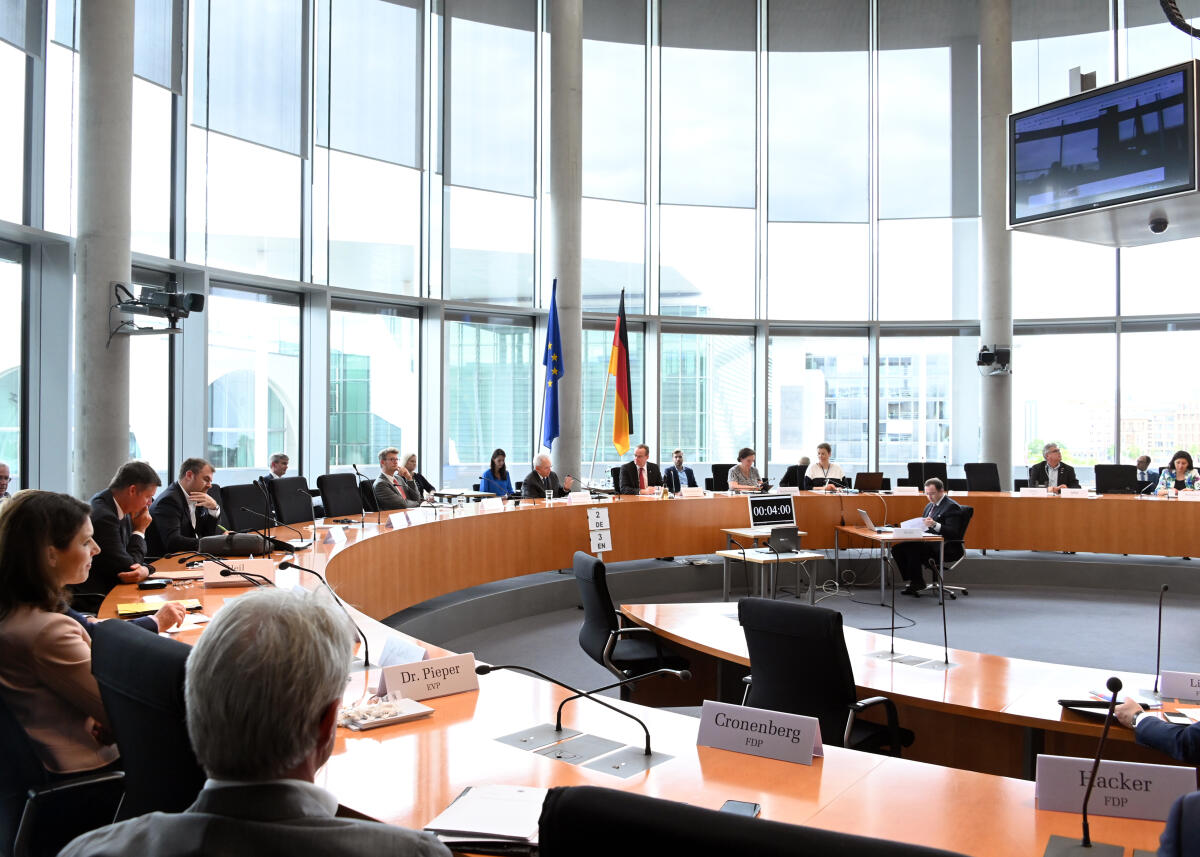 Bundestagspräsident Dr. Wolfgang Schäuble, (vor der Europafahne), CDU/CSU, nimmt im Rahmen einer Ausschusssitzung des Ausschusses des Deutschen Bundestages für die Angelegenheiten der Europäischen Union und der deutschen EU-Ratspräsidentschaft zur Trio-Erklärung der Parlamente und Videoschalte zur EU-Kommission, an einer Sitzung teil, die vom Vorsitzenden des Ausschusses, Gunther Krichbaum, (vor der Deutschlandfahne), geleitet wird. Zudem nehmen Botschafter von 26 EU-Mitgliedstaaten auf der Tribüne teil.; Übersicht. Schäuble, Wolfgang; Krichbaum, Gunther Bundestagspräsident Dr. Wolfgang Schäuble, (vor der Europafahne), CDU/CSU, nimmt im Rahmen einer Ausschusssitzung des Ausschusses des Deutschen Bundestages für die Angelegenheiten der Europäischen Union und der deutschen EU-Ratspräsidentschaft zur Trio-Erklärung der Parlamente und Videoschalte zur EU-Kommission, an einer Sitzung teil, die vom Vorsitzenden des Ausschusses, Gunther Krichbaum, (vor der Deutschlandfahne), geleitet wird. Zudem nehmen Botschafter von 26 EU-Mitgliedstaaten auf der Tribüne teil.; Übersicht.