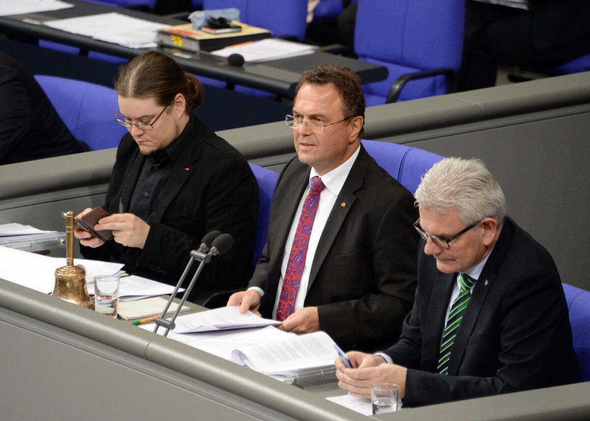 2. Sitzung Deutscher Bundestag. Vorsitz: Bundestagsvizepräsident Dr. Hans-Peter Friedrich, CDU/CSU, Schriftführer: Artur Auernhammer, (re), CDU/CSU, Norbert Müller, (li), DIE LINKE. Friedrich, Hans-Peter; Müller, Norbert; Auernhammer, Artur 2. Sitzung Deutscher Bundestag. Vorsitz: Bundestagsvizepräsident Dr. Hans-Peter Friedrich, CDU/CSU, Schriftführer: Artur Auernhammer, (re), CDU/CSU, Norbert Müller, (li), DIE LINKE.
