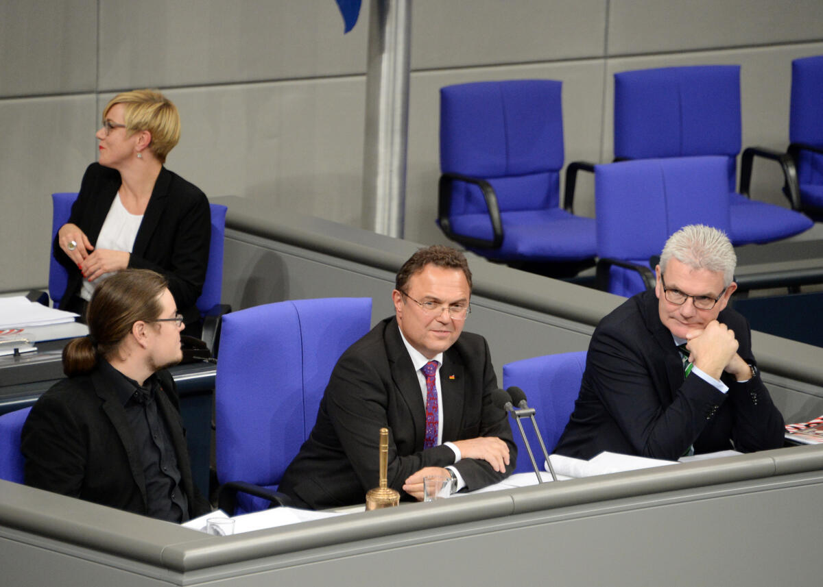 Friedrich, Hans-Peter; Müller, Norbert; Auernhammer, Artur 2. Sitzung Deutscher Bundestag. Vorsitz: Bundestagsvizepräsident Dr. Hans-Peter Friedrich, CDU/CSU, Schriftführer: Artur Auernhammer, (re), CDU/CSU, Norbert Müller, (li), DIE LINKE.