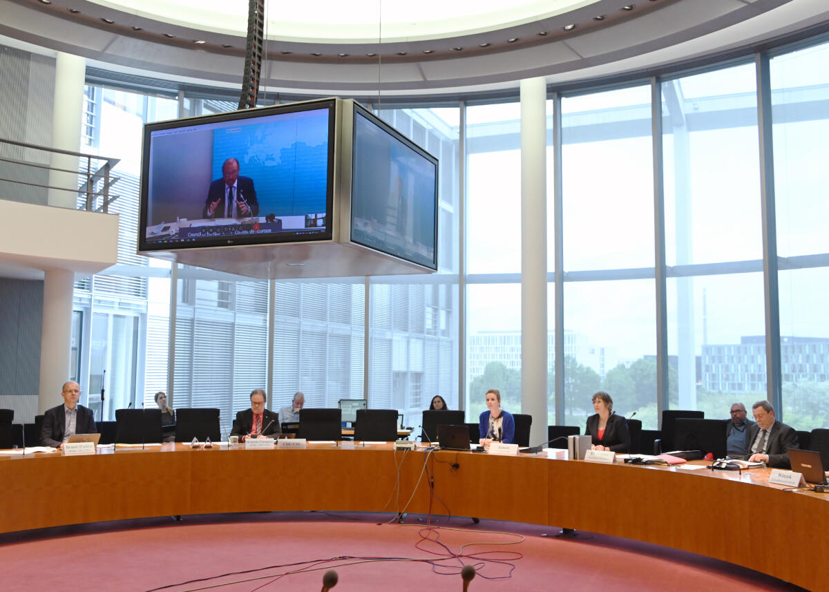Gyde Jensen, (3.v.re), FDP, Vorsitzende des Ausschusses des Deutschen Bundestages für Menschenrechte und humanitäre Hilfe, leitet eine Ausschusssitzung, zu der der Präsident der Parlamentarischen Versammlung des Europarates, Rik Daems (auf dem Bildschirm), per webex-Videokonferenz zugeschaltet ist.; Übersicht. Jensen, Gyde; Daems, Rik Gyde Jensen, (3.v.re), FDP, Vorsitzende des Ausschusses des Deutschen Bundestages für Menschenrechte und humanitäre Hilfe, leitet eine Ausschusssitzung, zu der der Präsident der Parlamentarischen Versammlung des Europarates, Rik Daems (auf dem Bildschirm), per webex-Videokonferenz zugeschaltet ist.; Übersicht.