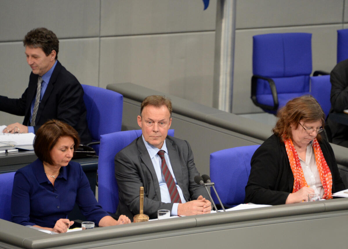 Oppermann, Thomas; Westig, Nicole; Zimmermann, Pia 2. Sitzung Deutscher Bundestag. Vorsitz: Bundestagsvizepräsident Thomas Oppermann, SPD, Schriftführer: Pia Zimmermann, (re), DIE LINKE, Nicole Westig, (li), FDP.