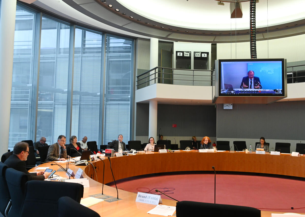 Jürgen Braun, (2.v.li), AfD, leitet in Vertretung für die Vorsitzende des Menschenrechtsausschusses, Gyde Jensen, eine Ausschusssitzung des Ausschusses des Deutschen Bundestages für Menschenrechte und humanitäre Hilfe, zu der der Präsident der Parlamentarischen Versammlung des Europarates, Rik Daems (auf dem Bildschirm), per webex-Videokonferenz zugeschaltet ist.; Übersicht. Braun, Jürgen; Daems, Rik Jürgen Braun, (2.v.li), AfD, leitet in Vertretung für die Vorsitzende des Menschenrechtsausschusses, Gyde Jensen, eine Ausschusssitzung des Ausschusses des Deutschen Bundestages für Menschenrechte und humanitäre Hilfe, zu der der Präsident der Parlamentarischen Versammlung des Europarates, Rik Daems (auf dem Bildschirm), per webex-Videokonferenz zugeschaltet ist.; Übersicht.