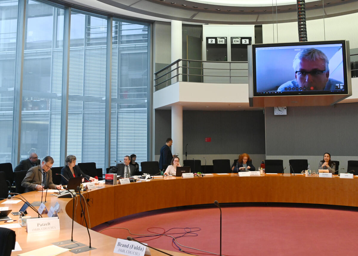 Jürgen Braun, (li), AfD, leitet in Vertretung für die Vorsitzende des Menschenrechtsausschusses, Gyde Jensen, eine Ausschusssitzung des Ausschusses des Deutschen Bundestages für Menschenrechte und humanitäre Hilfe, zu der das Mitglied im Menschenrechtsausschuss der Vereinten Nationen, Prof. Dr. Andreas Zimmermann (auf dem Bildschirm), per webex-Videokonferenz zugeschaltet ist.; Übersicht. Braun, Jürgen; Zimmermann, Andreas Jürgen Braun, (li), AfD, leitet in Vertretung für die Vorsitzende des Menschenrechtsausschusses, Gyde Jensen, eine Ausschusssitzung des Ausschusses des Deutschen Bundestages für Menschenrechte und humanitäre Hilfe, zu der das Mitglied im Menschenrechtsausschuss der Vereinten Nationen, Prof. Dr. Andreas Zimmermann (auf dem Bildschirm), per webex-Videokonferenz zugeschaltet ist.; Übersicht.