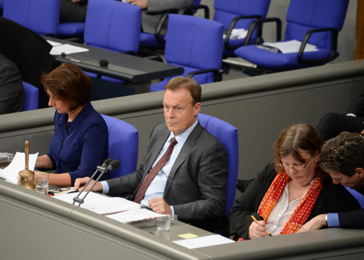 Oppermann, Thomas; Westig, Nicole; Zimmermann, Pia 2. Sitzung Deutscher Bundestag. Vorsitz: Bundestagsvizepräsident Thomas Oppermann, SPD, Schriftführer: Pia Zimmermann, (re), DIE LINKE, Nicole Westig, (li), FDP.